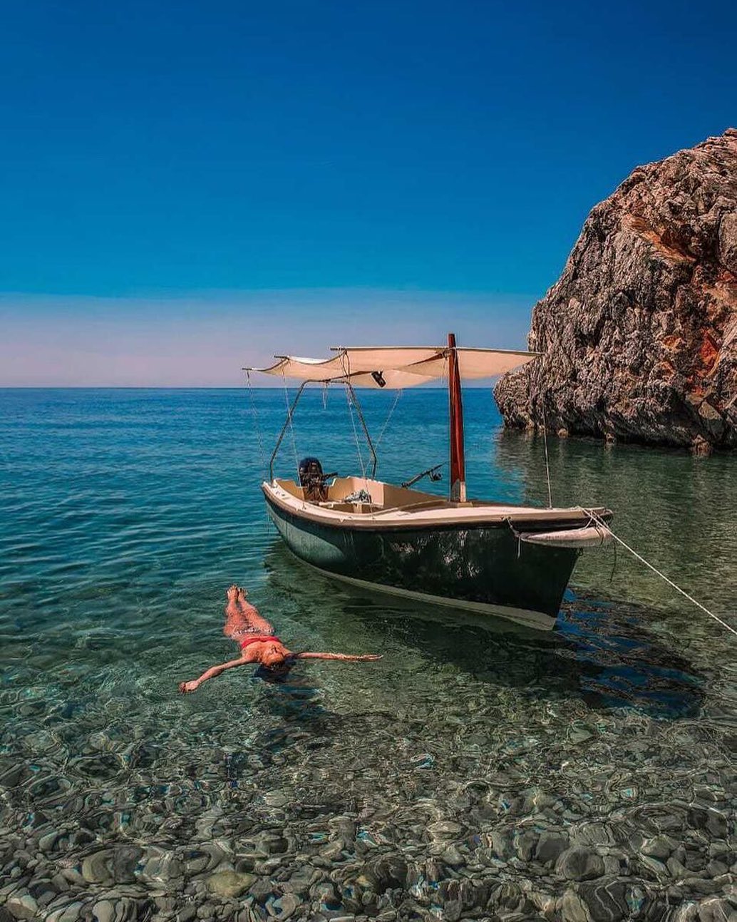 plaža v črni gori s sinje modrim morjem