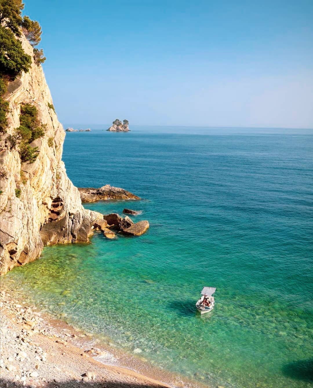 plaža v črni gori s sinje modrim morjem