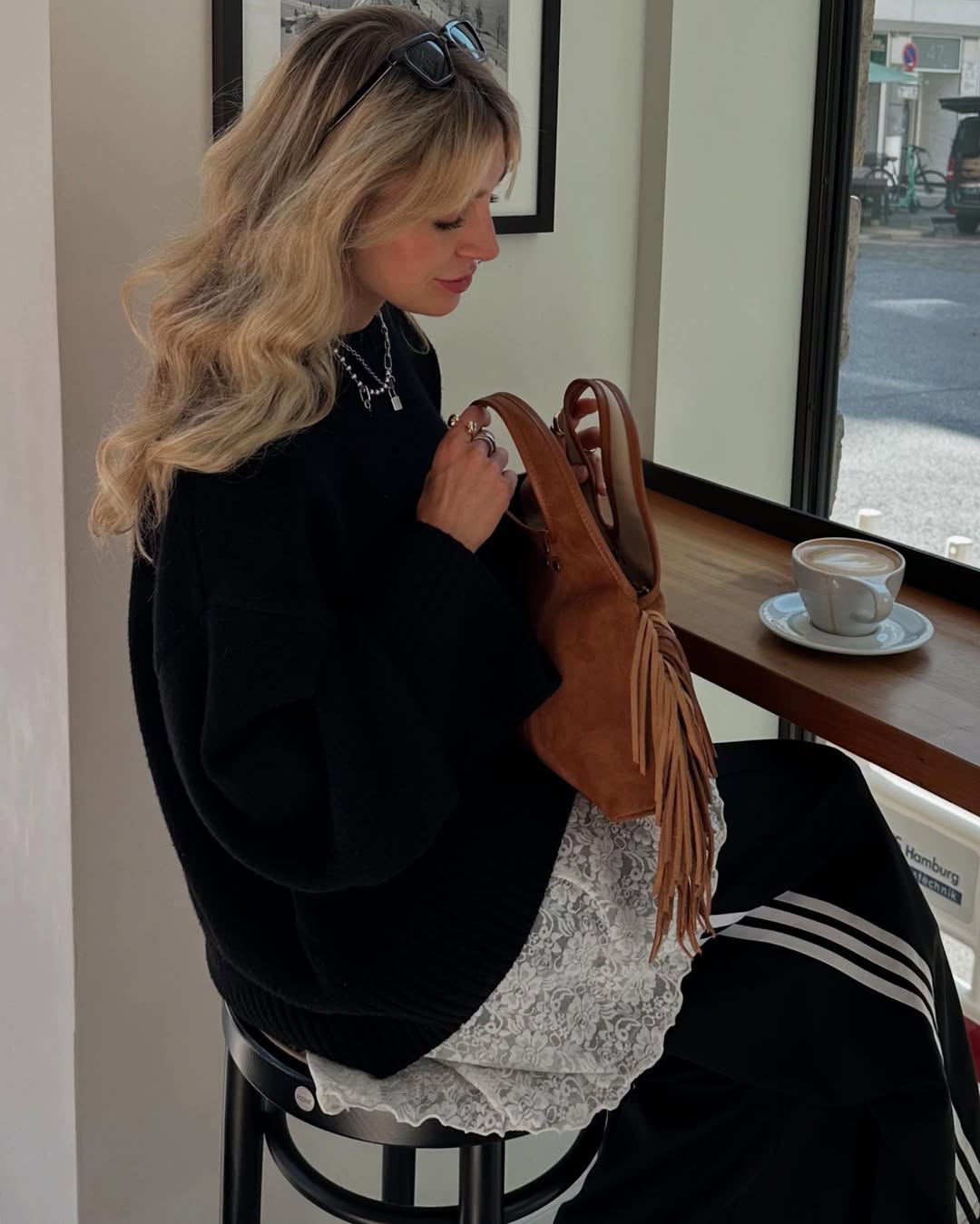 modno oblečena ženska z urejeno frizuro