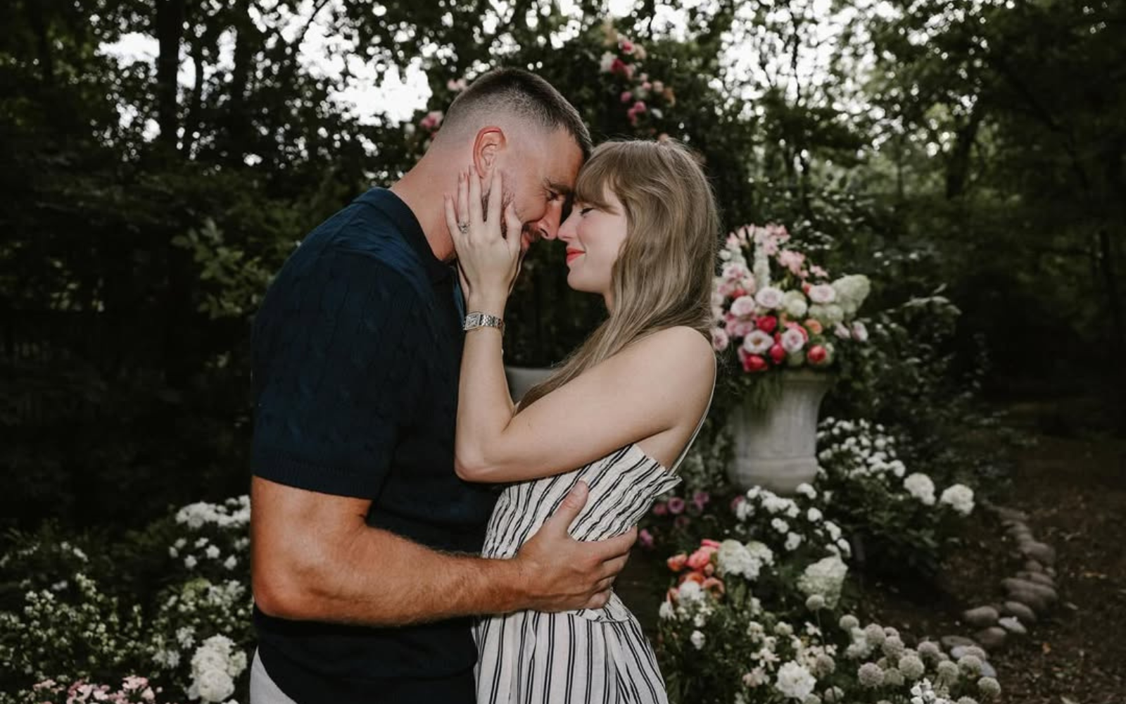 Taylor Swift in Travis Kelce zaročena: romanca, ki je navdušila svet