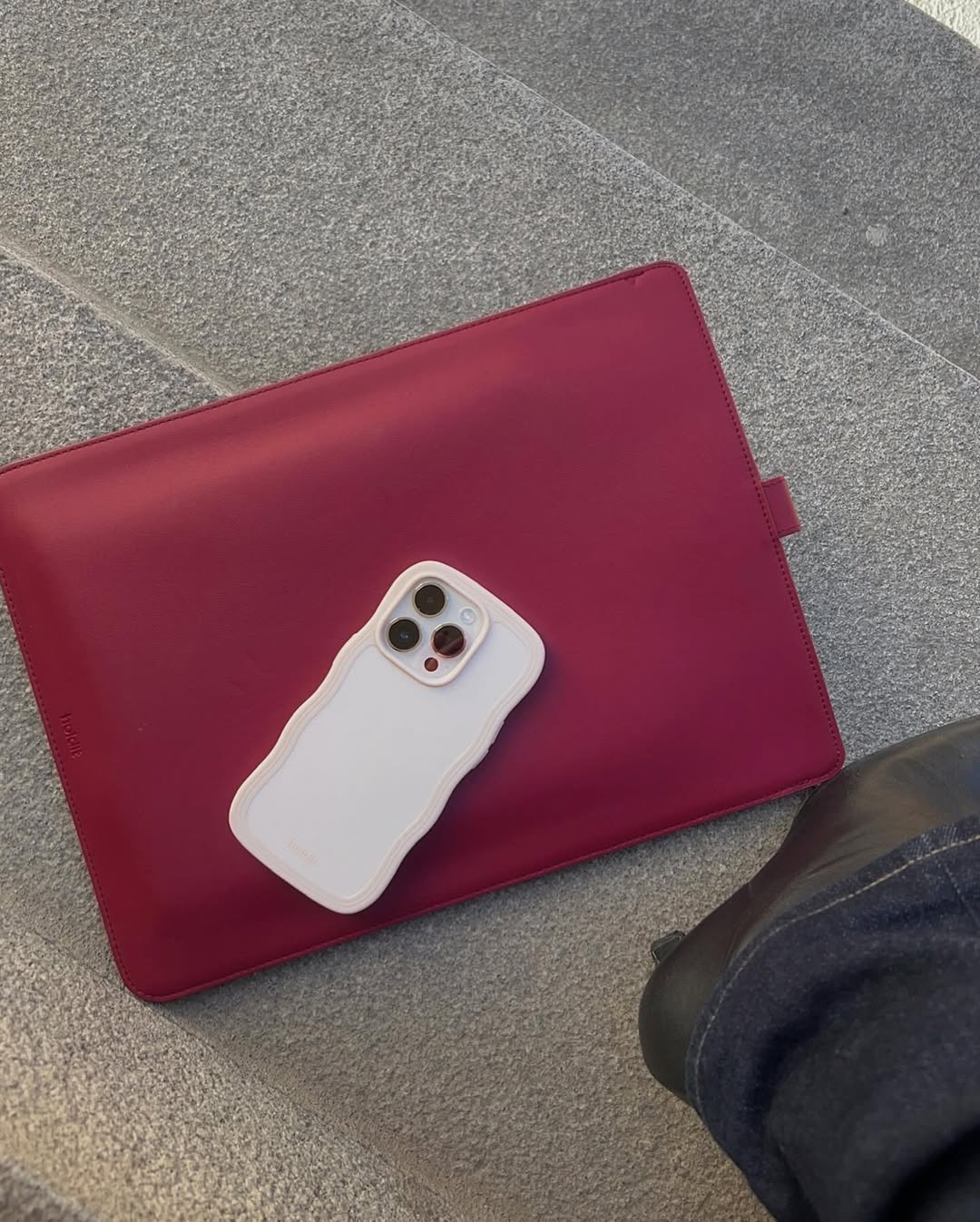 telefon leži na roza rokovniku