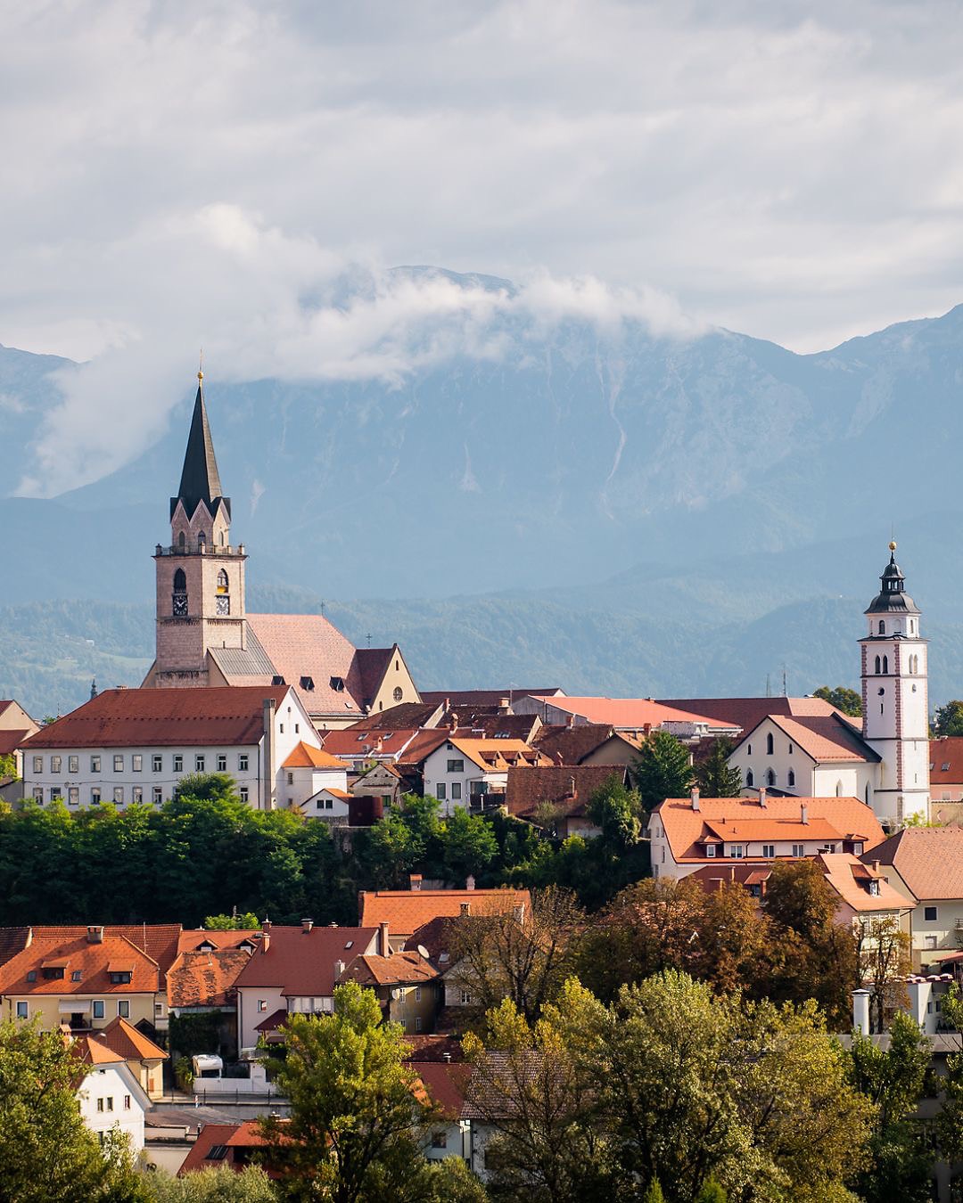 slovensko mesto s svojo specifično arhitekturo