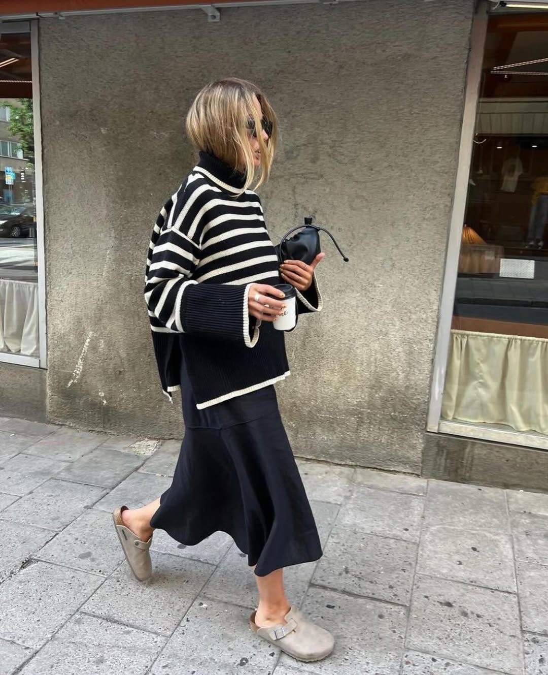 modno urejena ženska nosi cokle znamke Birkenstock