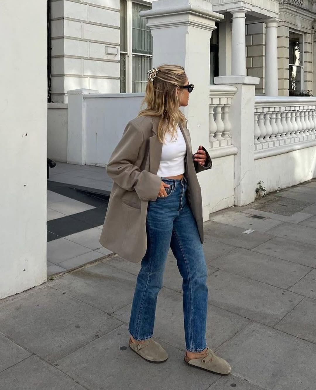 modno urejena ženska nosi cokle znamke Birkenstock