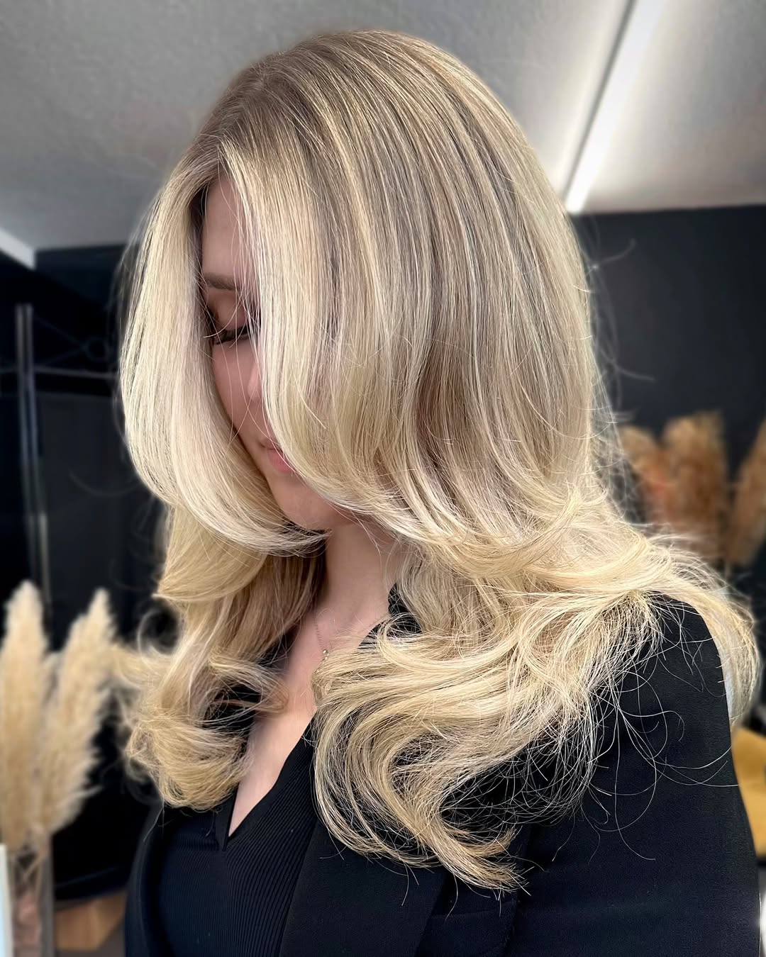 modno urejena ženska z lasmi v odtenku butter blonde