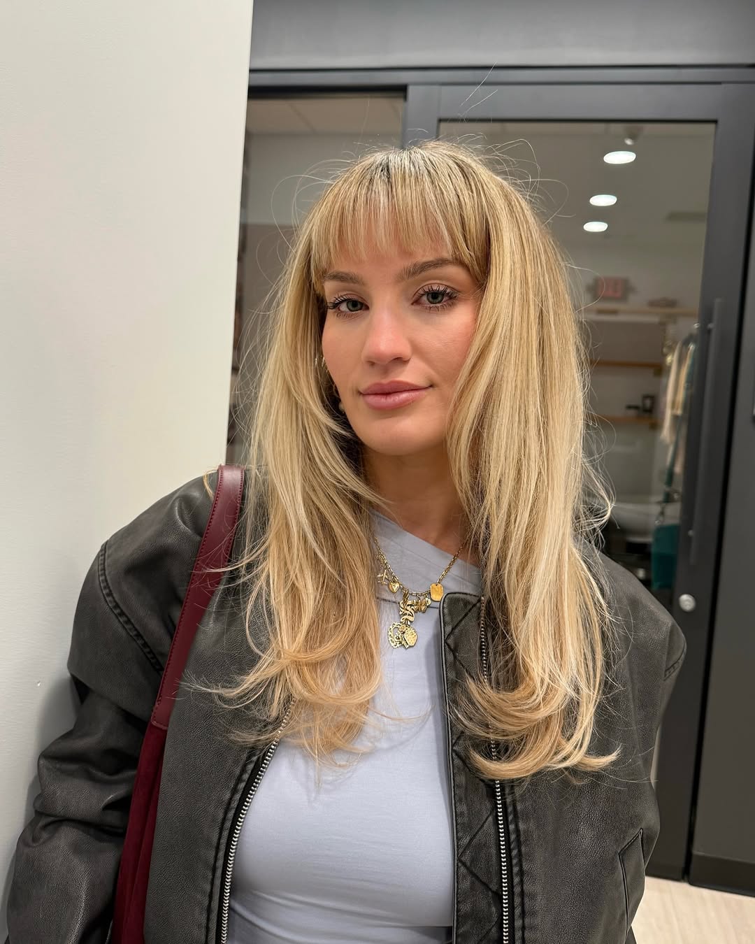 modno urejena ženska z lasmi v odtenku butter blonde