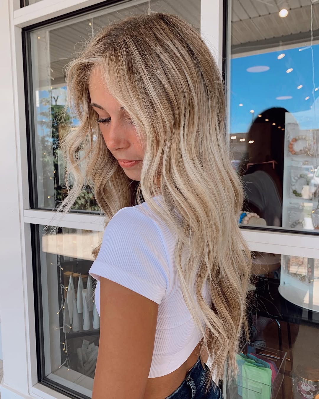 modno urejena ženska z lasmi v odtenku butter blonde