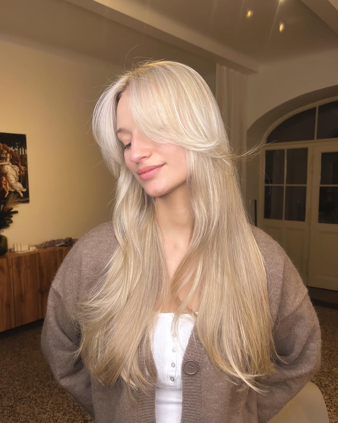 modno urejena ženska z lasmi v odtenku butter blonde