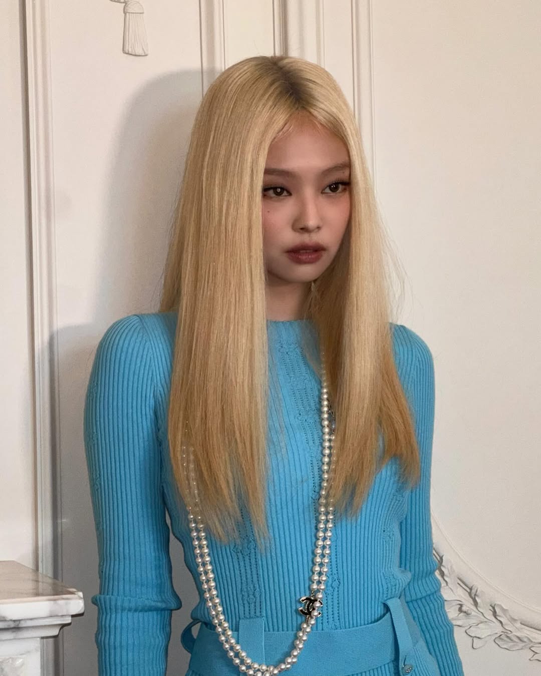 modno urejena ženska z lasmi v odtenku butter blonde
