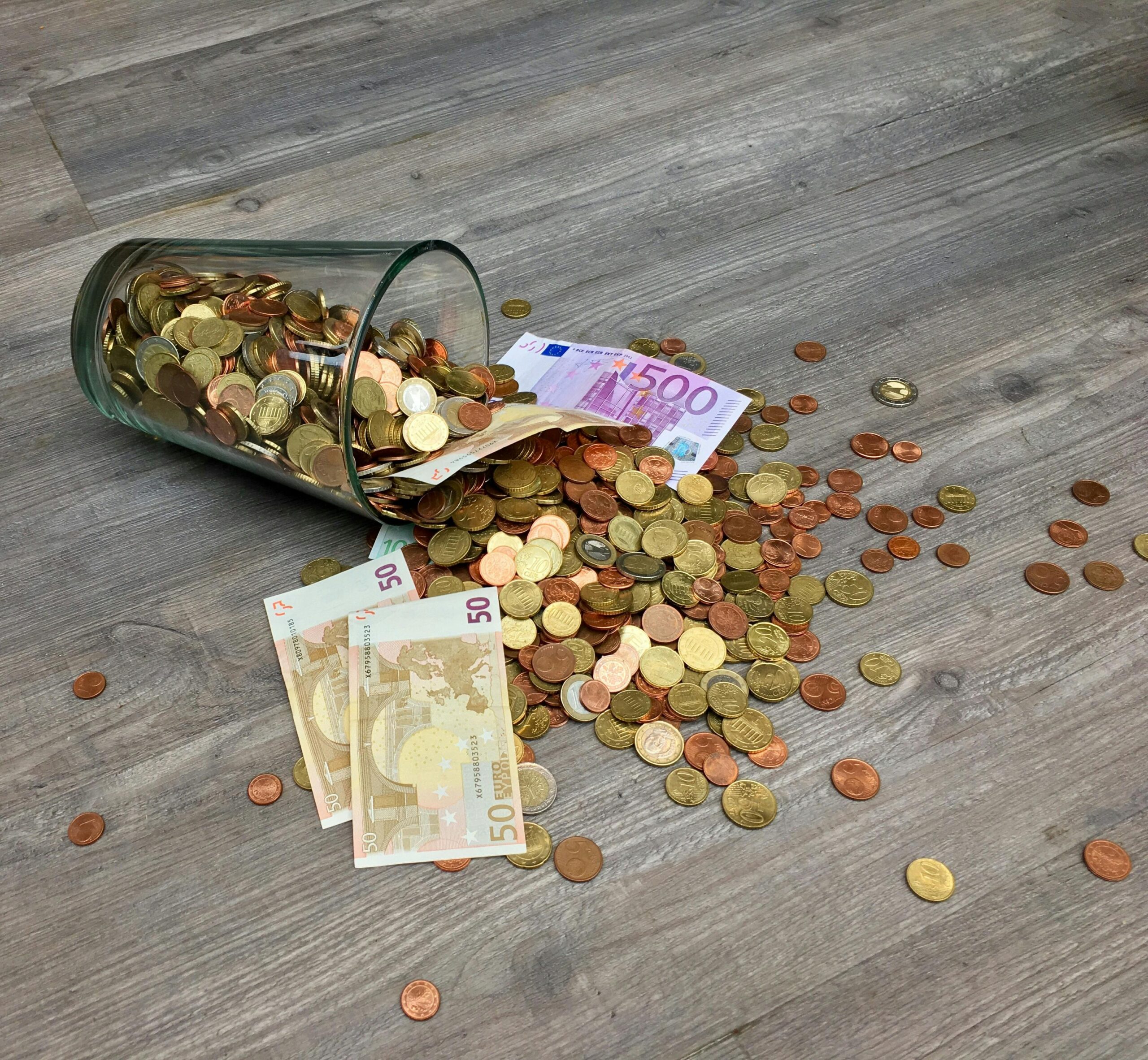 kozarec iz katerega se razsipa denar