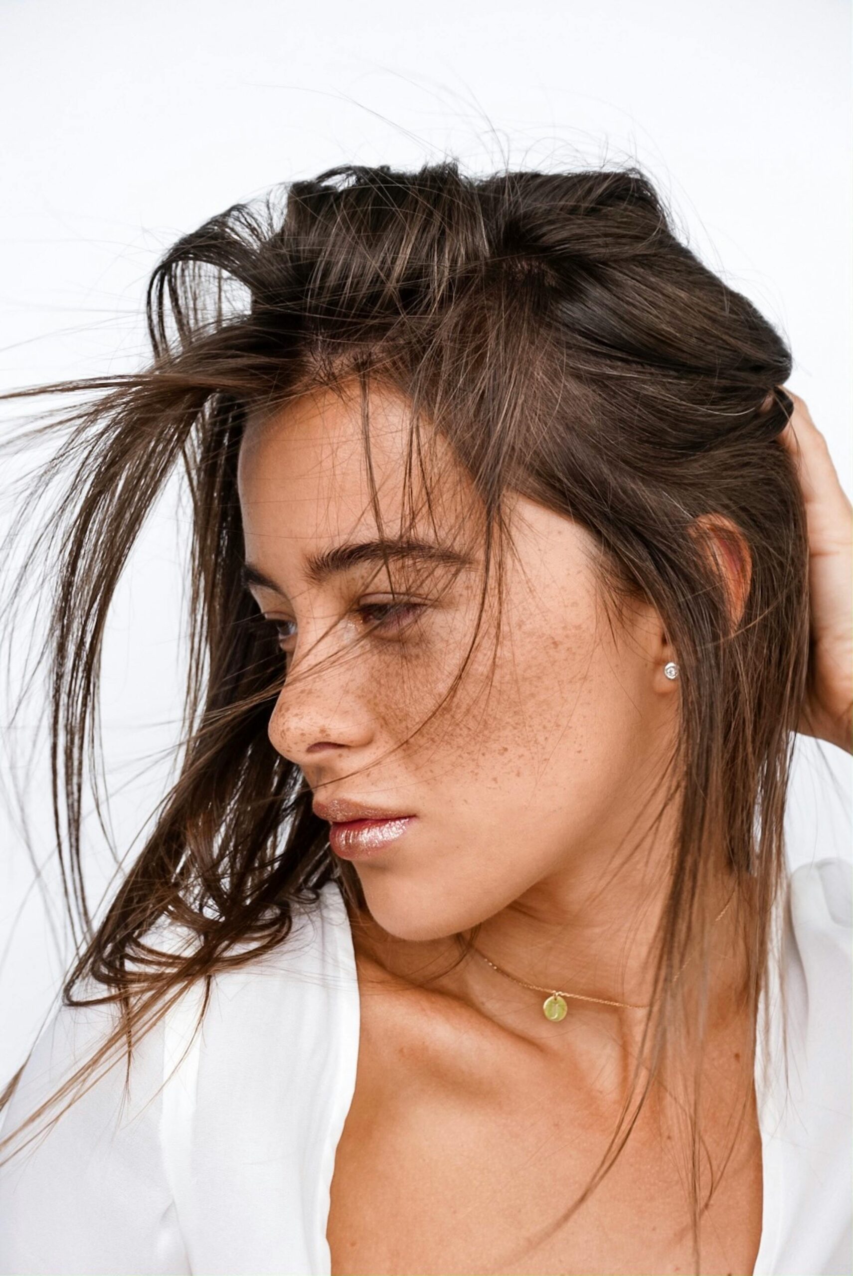 model pozira pred kamero