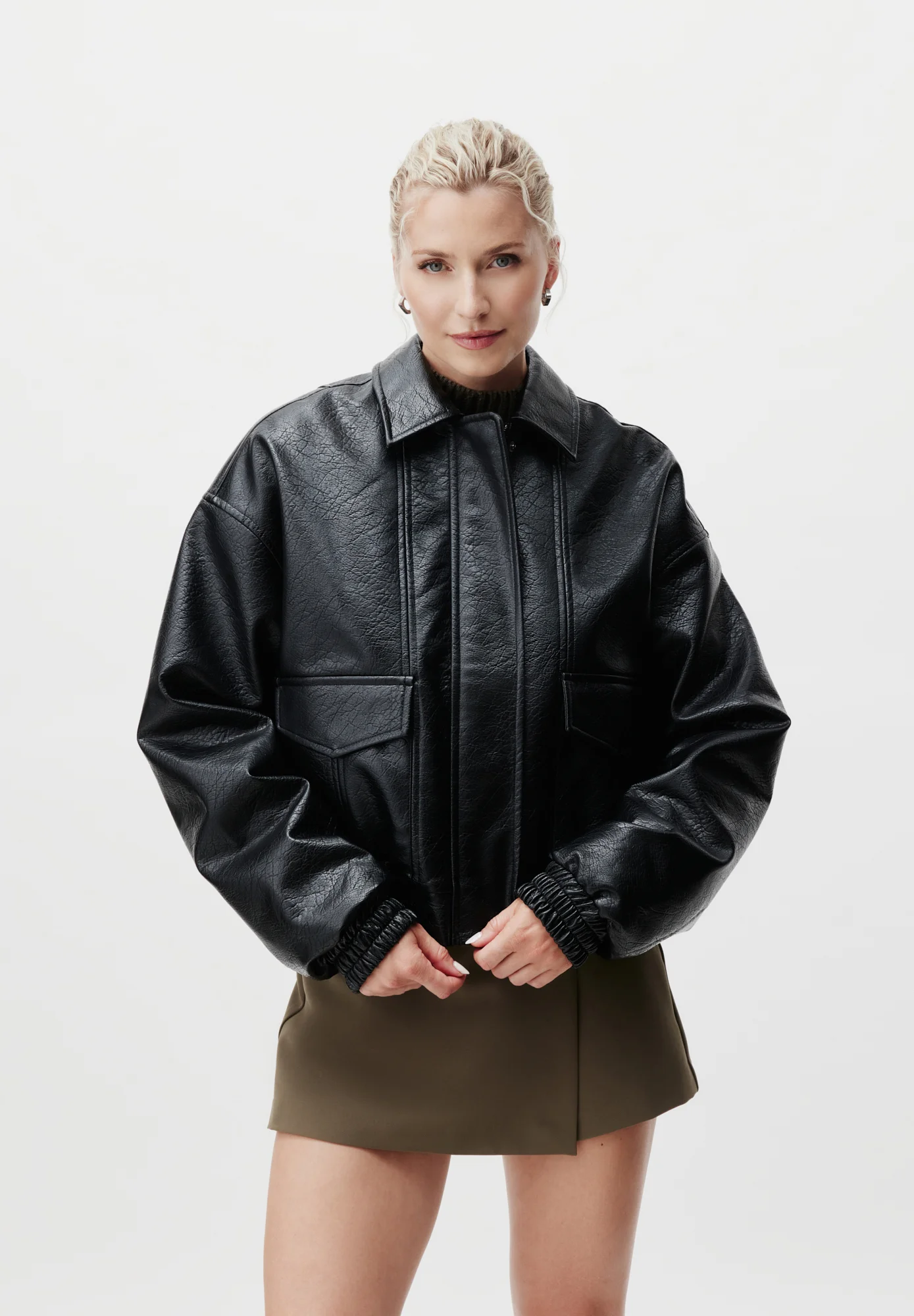 model nosi jakno iz usnja