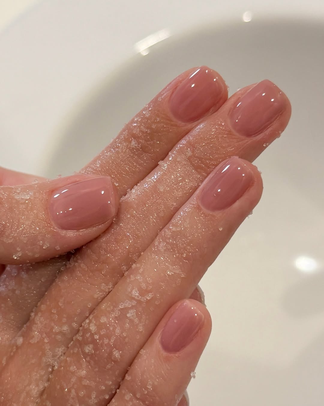 manikira v odtenkih nude laka