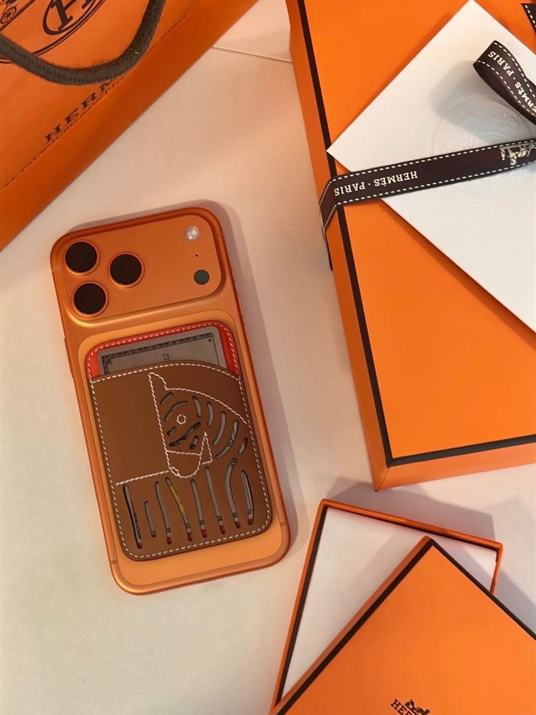 oranžni paket in telefon