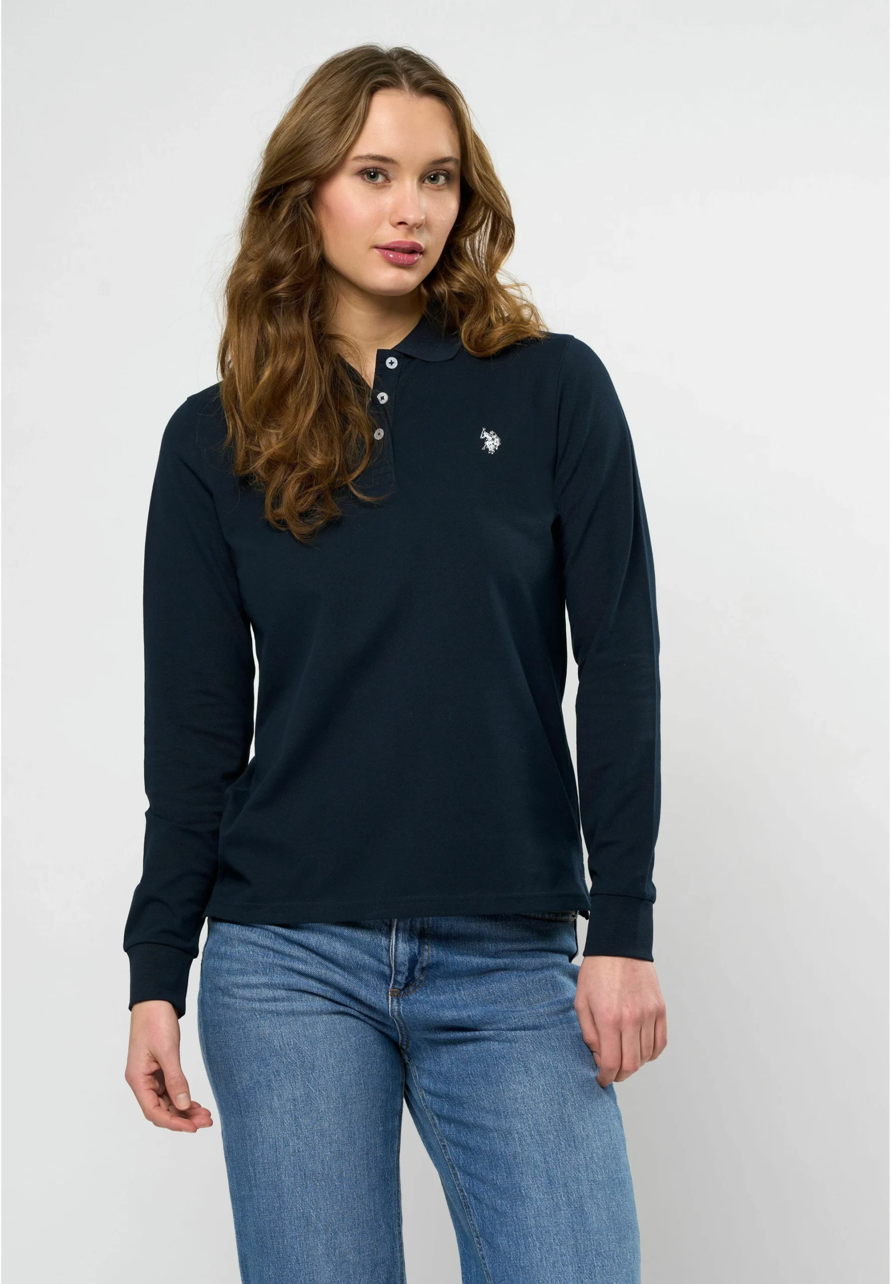 model nosi polo pulover