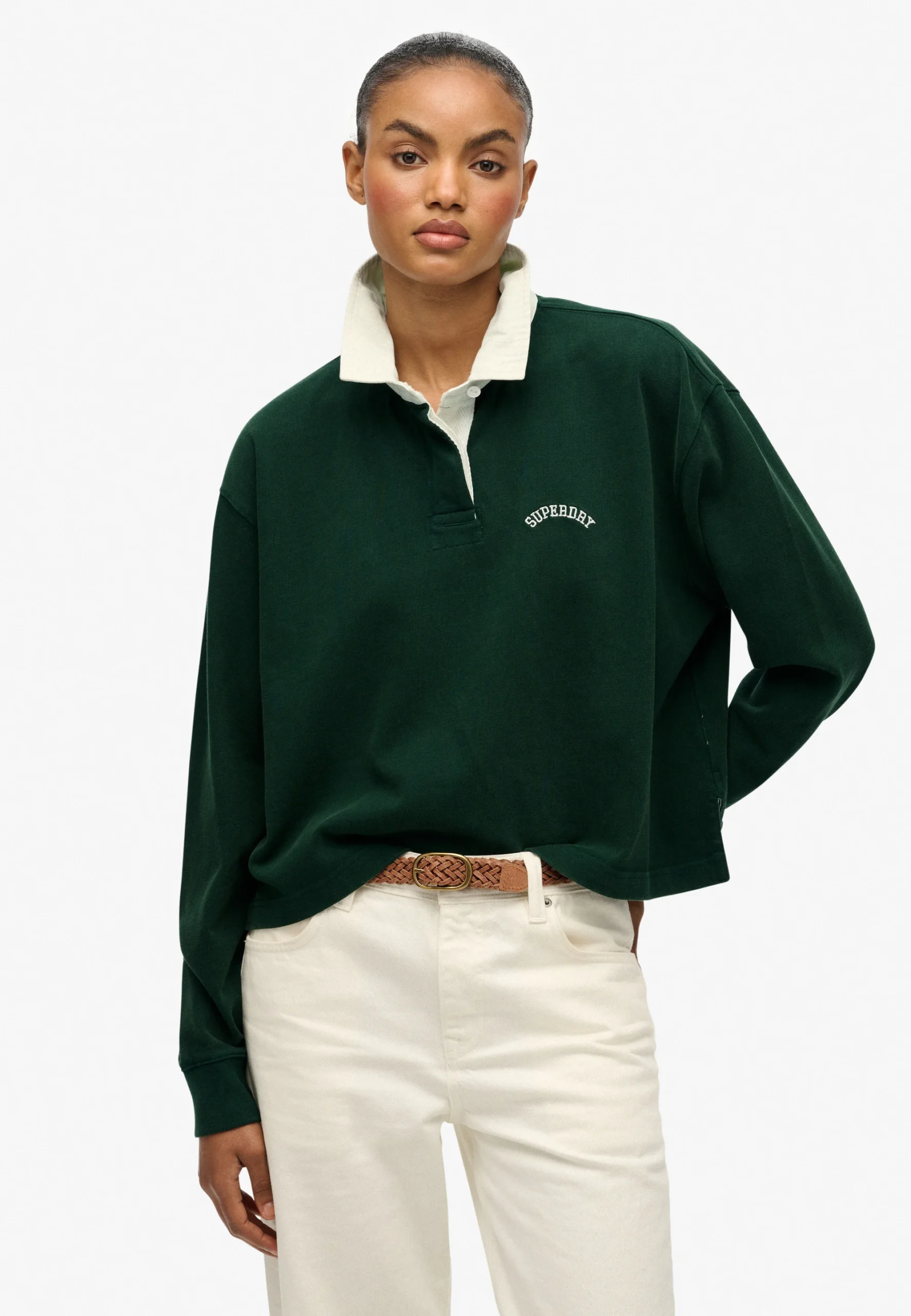 model nosi polo pulover