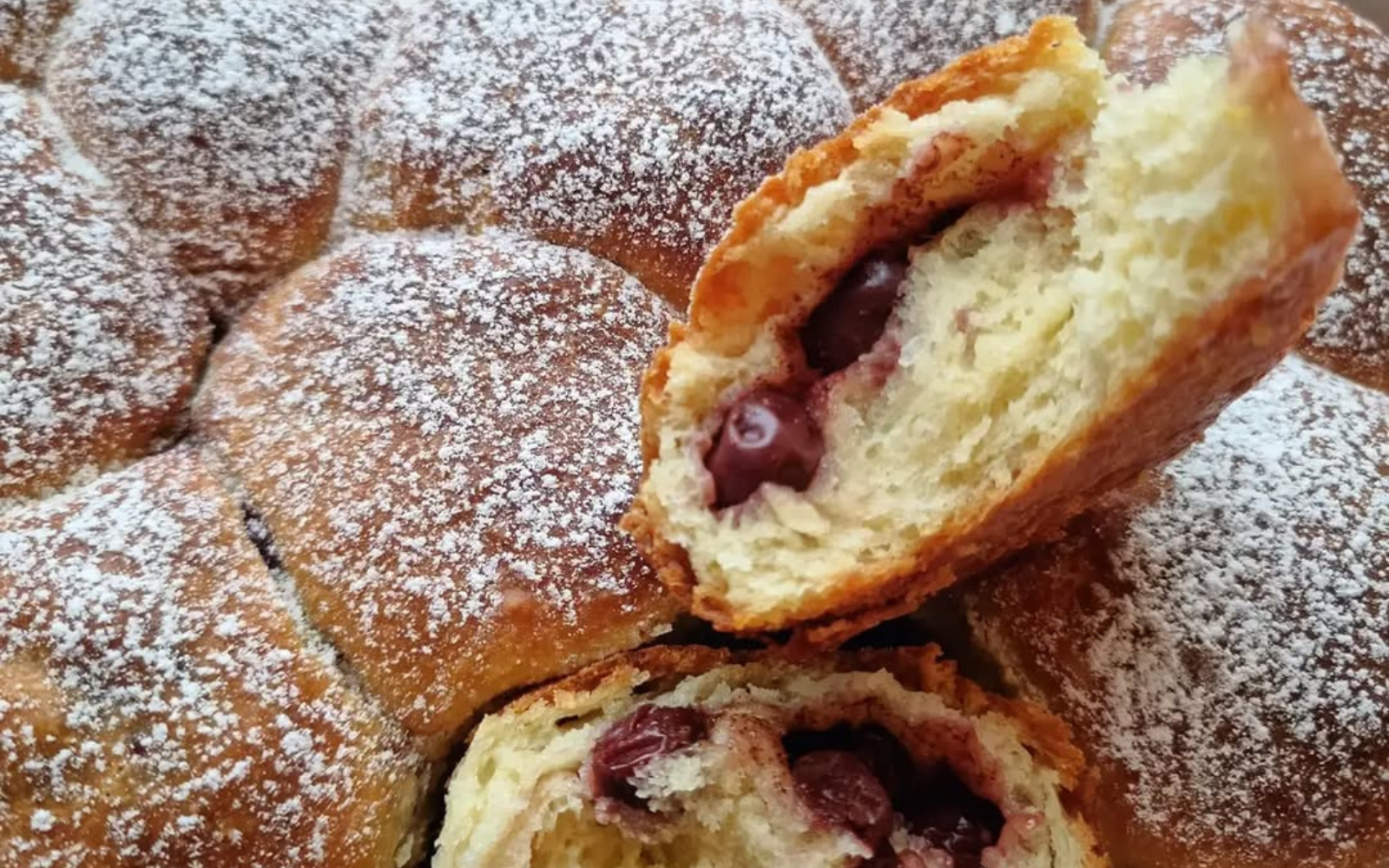 Mehki buhtlji z višnjami in Nutello, ki očarajo na prvi ugriz