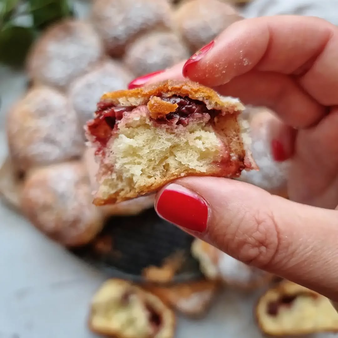 buhtlji z nutelo in višnjami na pladnju
