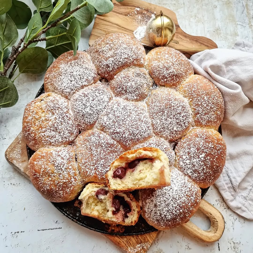 buhtlji z nutelo in višnjami na pladnju