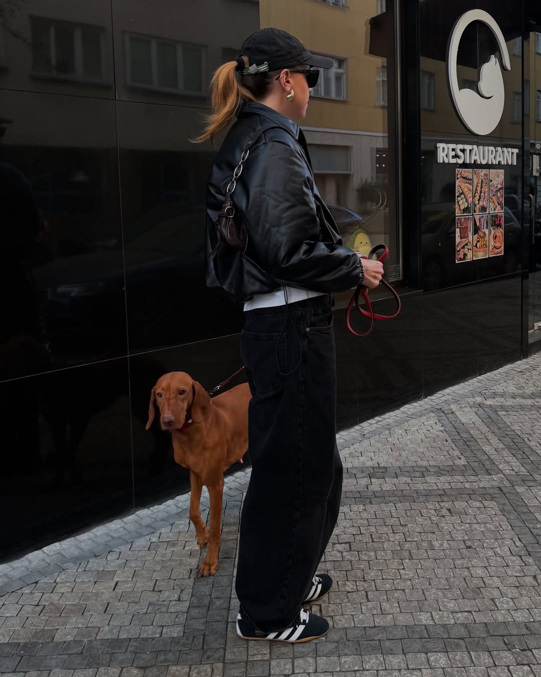 modno oblečena ženska pozira pred kamero