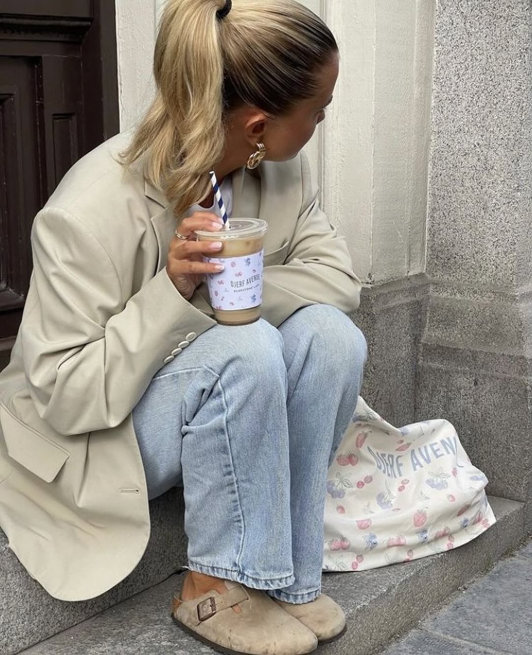 modno urejena ženska nosi cokle znamke Birkenstock