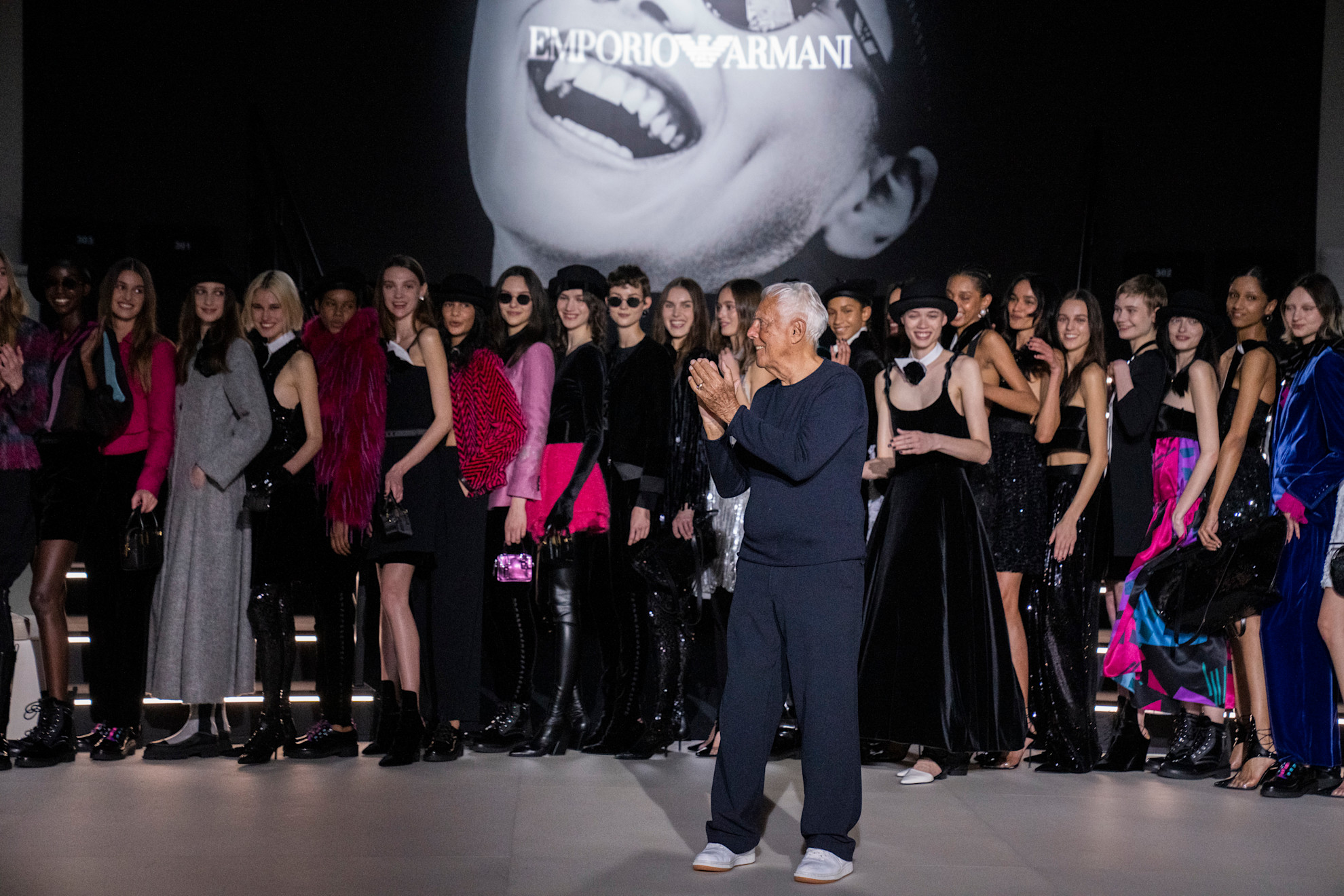 Modni oblikovalec Giorgio Armani na modni reviji