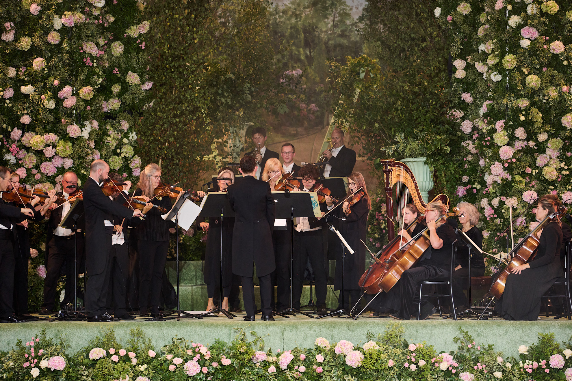 Komorni orkester na Richard Quinn modni reviji na londonskem tednu mode