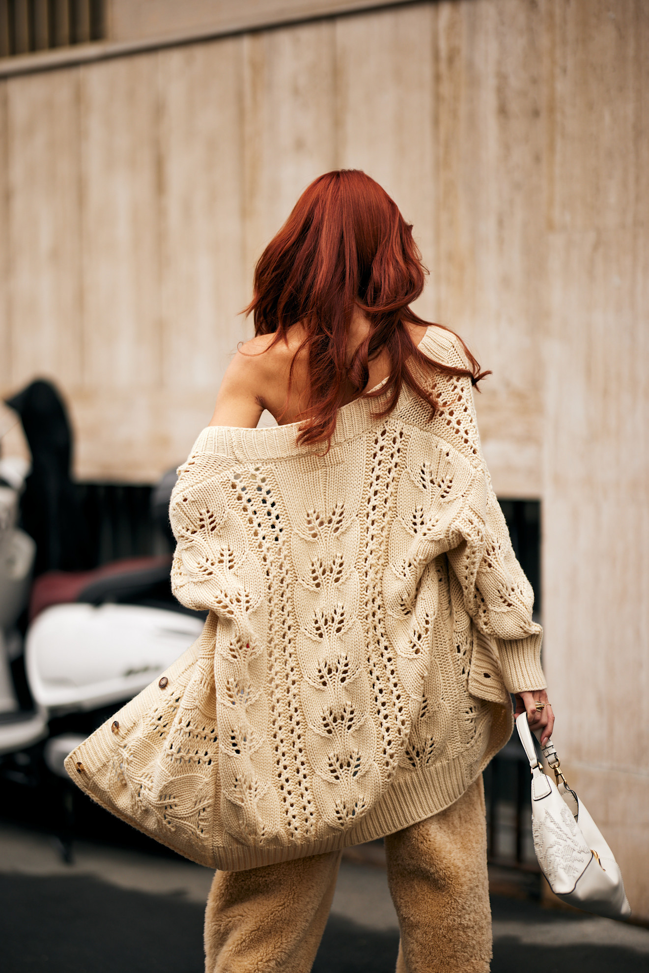 ženska nosi pleten pulover