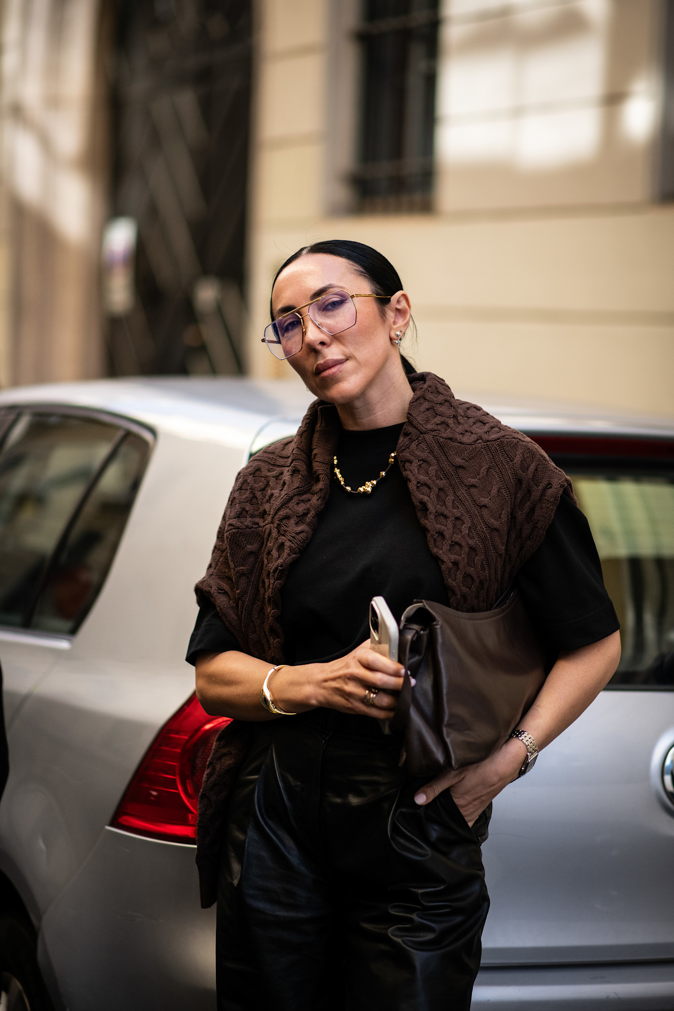 ženska nosi pleten pulover