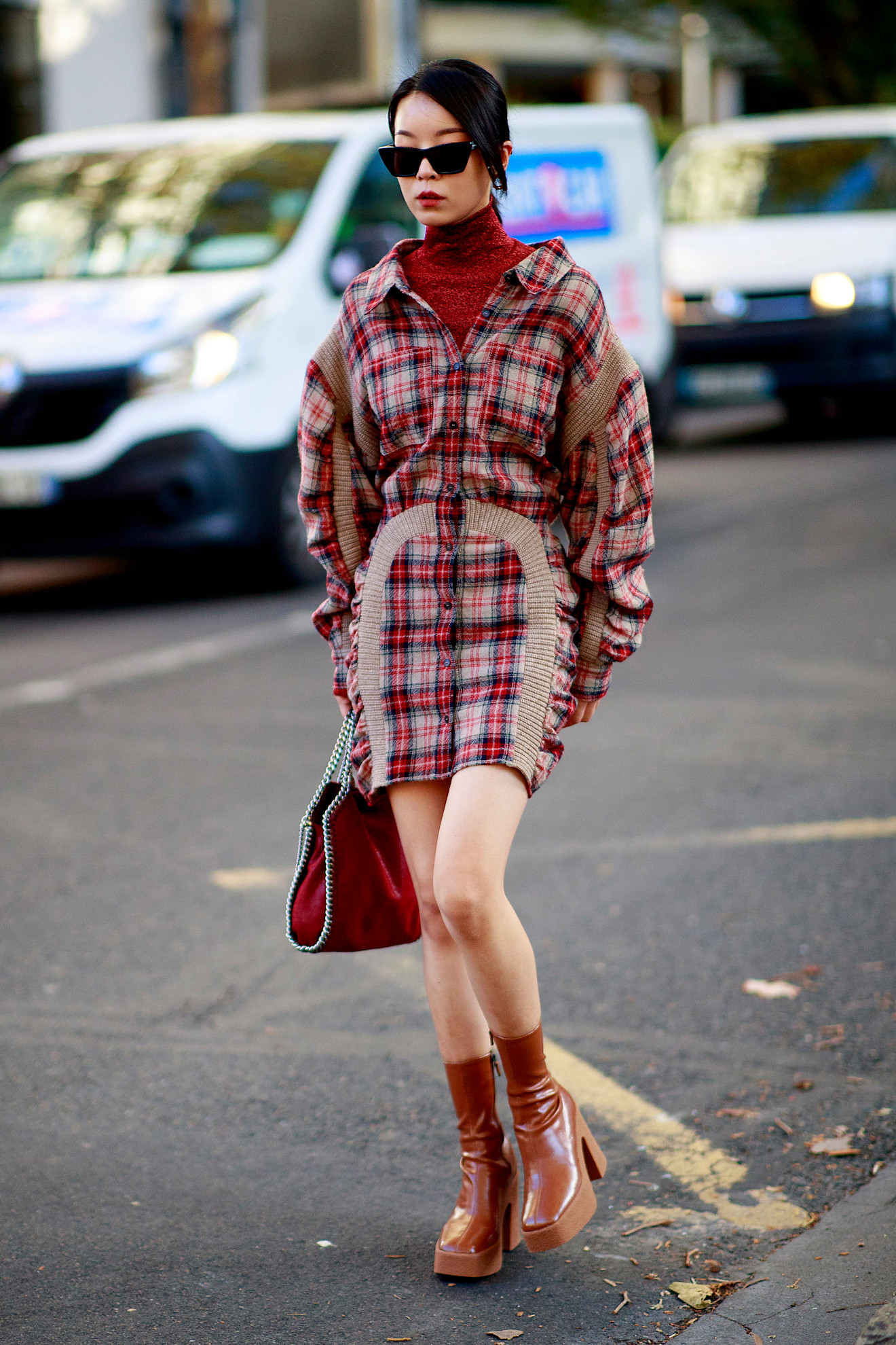 modno oblečena ženska na ulici