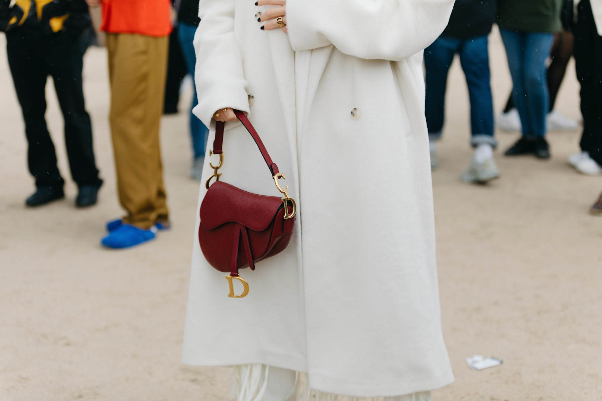 modno oblečena ženska na ulici