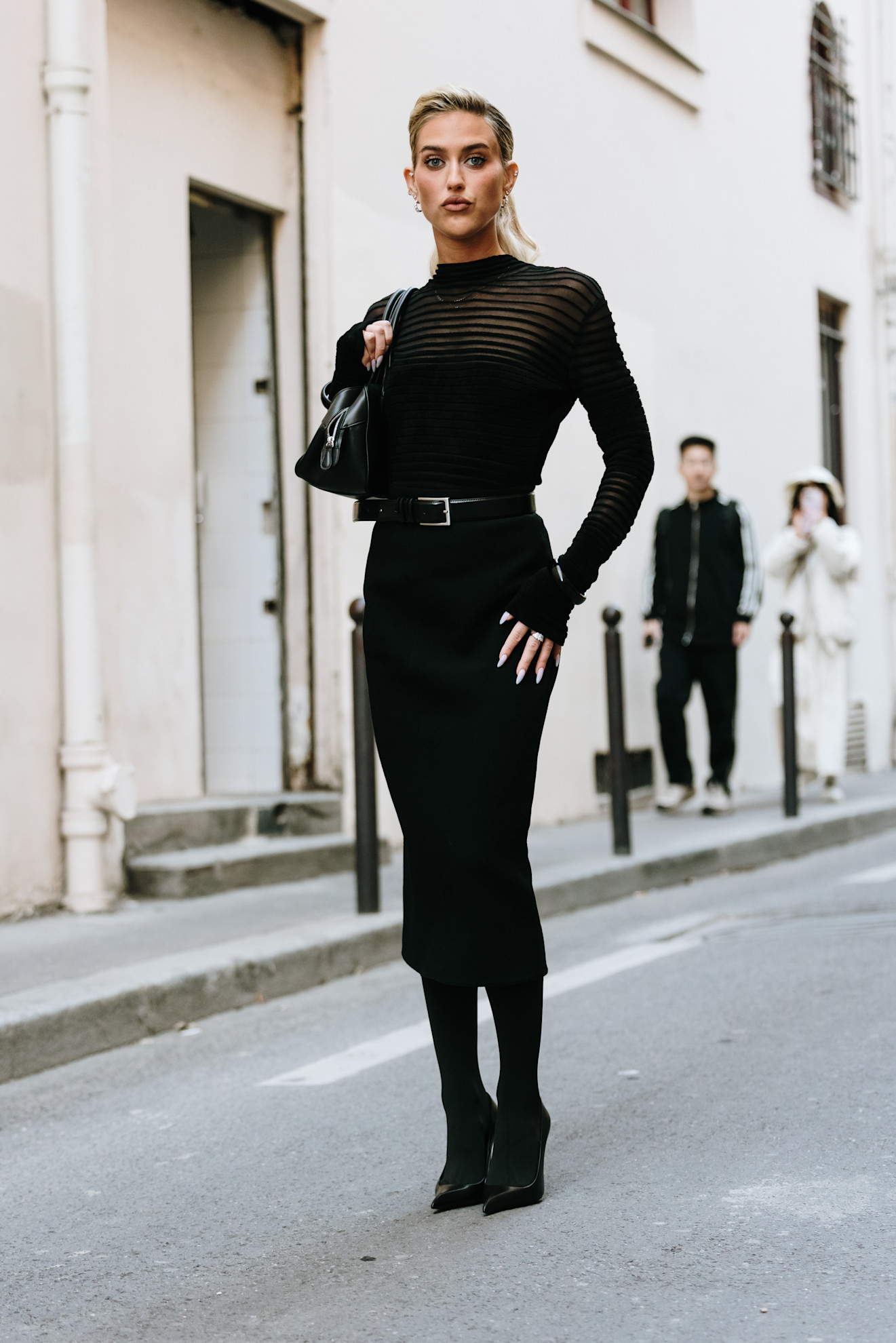 modno oblečena ženska na ulici