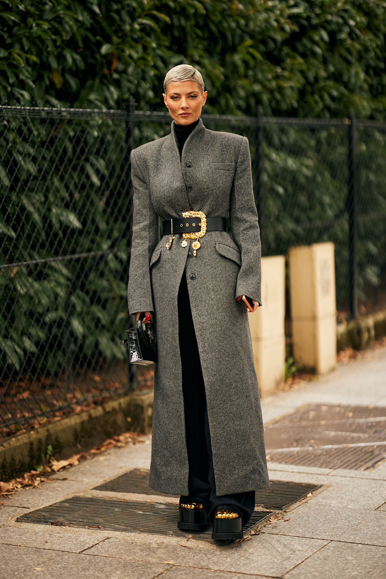 modno oblečena ženska na ulici