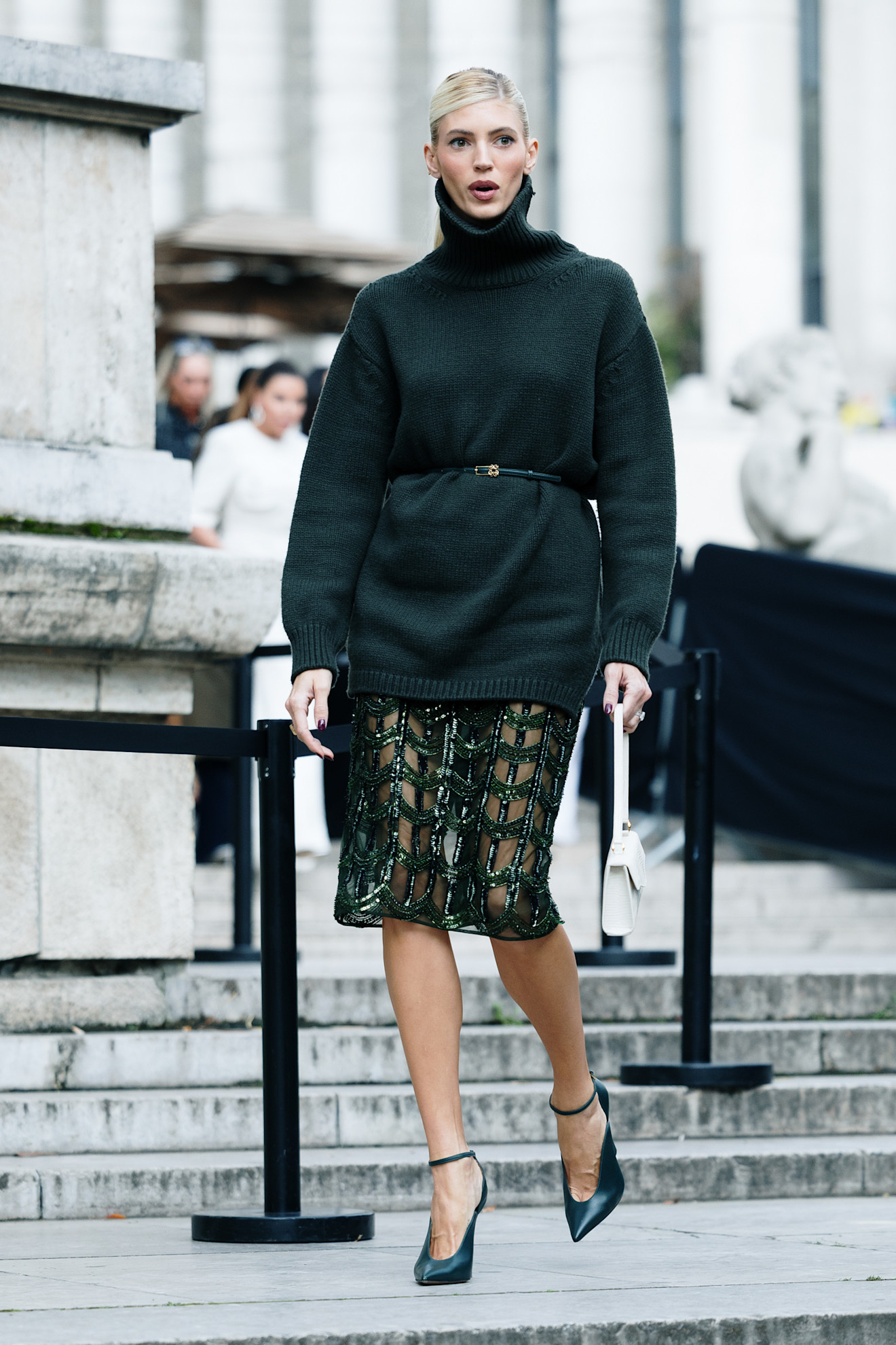 modno oblečena ženska na ulici