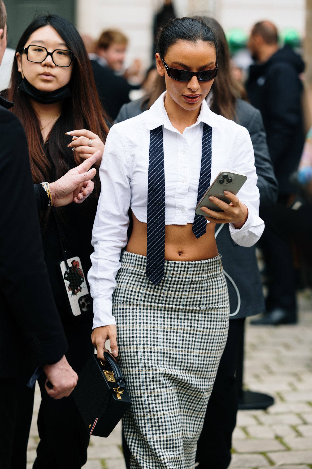 modno oblečena ženska na ulici