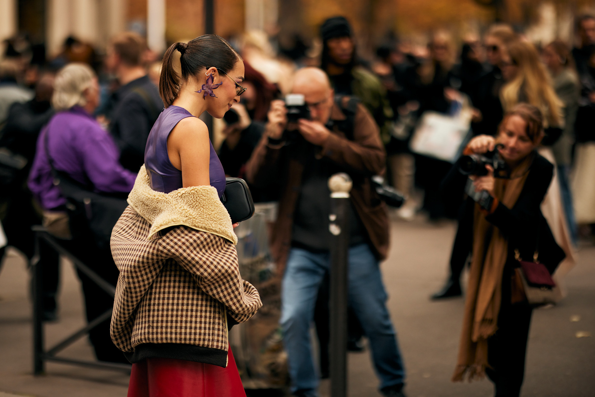modno oblečena ženska na ulici