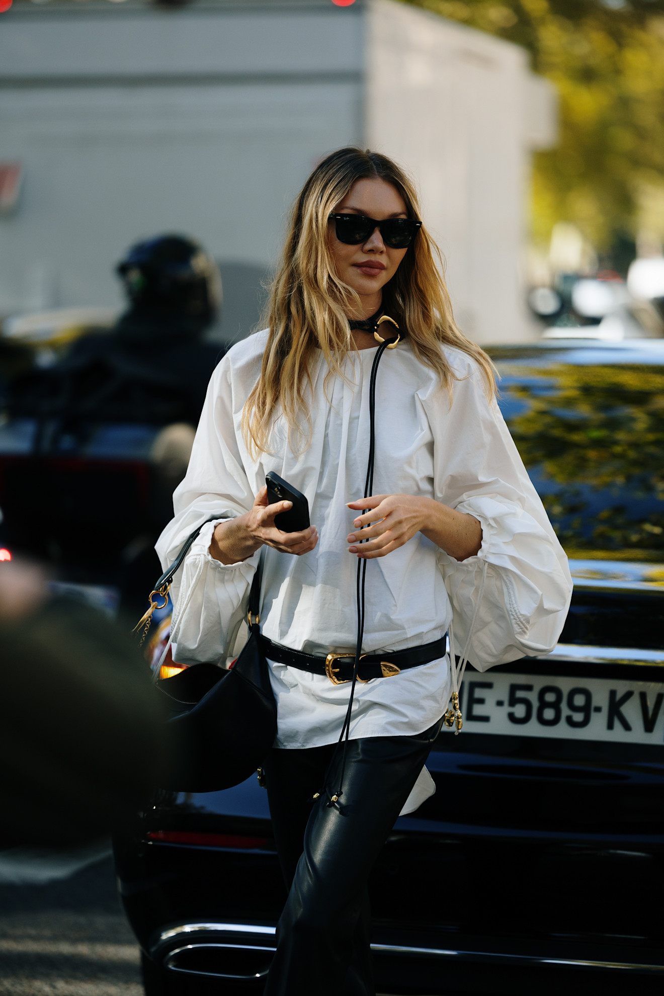 modno oblečena ženska na ulici