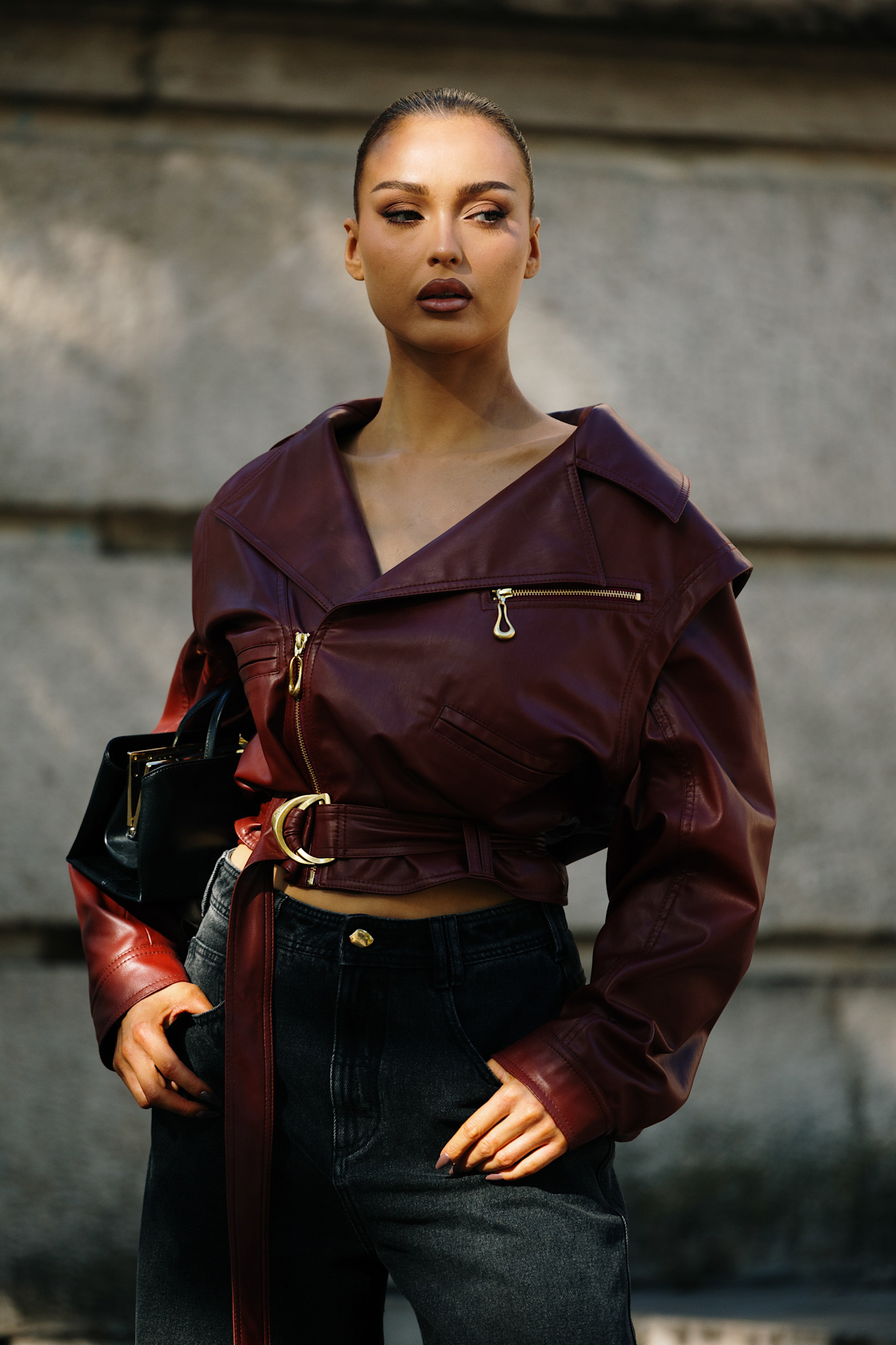 modno oblečena ženska na ulici