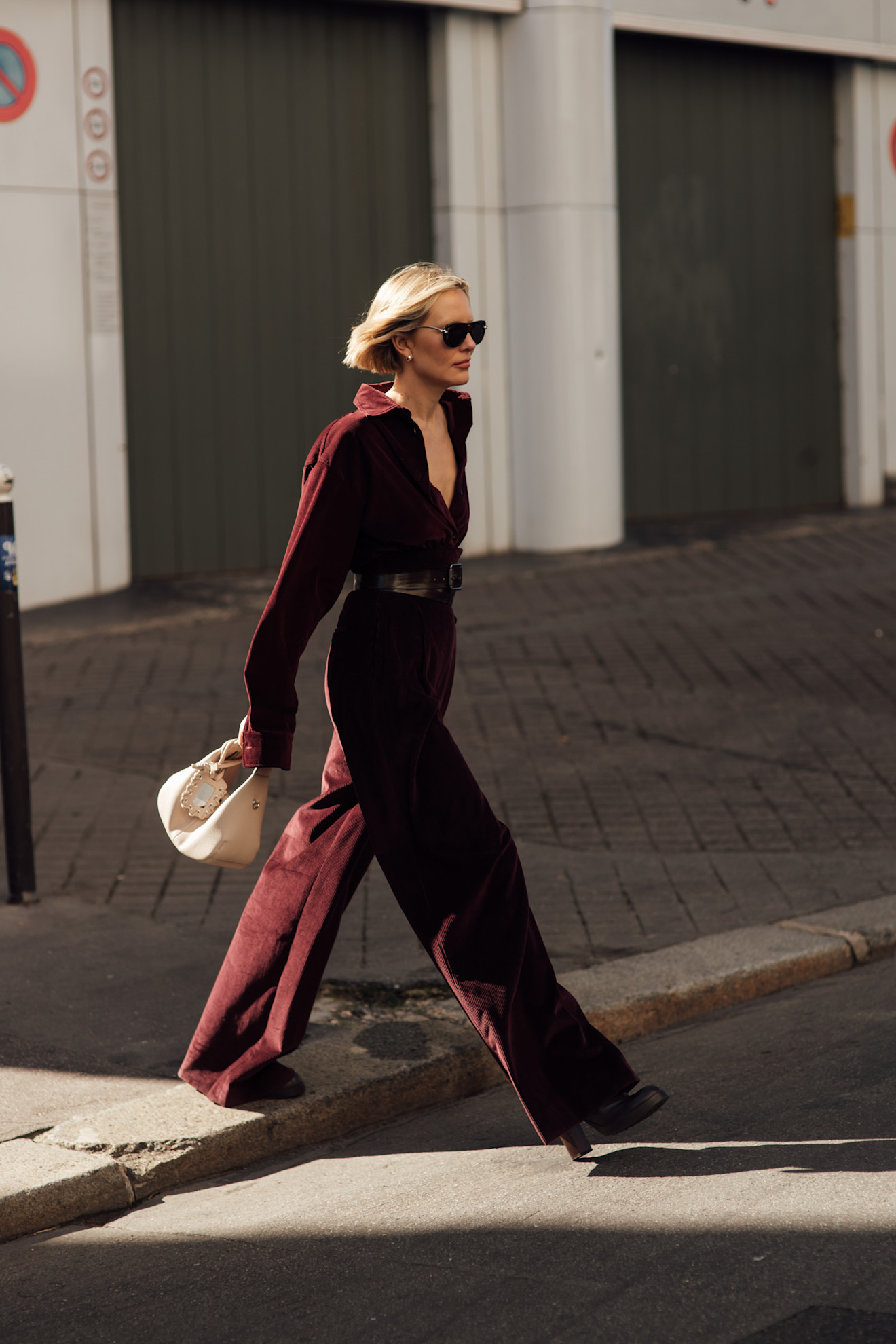 modno oblečena ženska na ulici