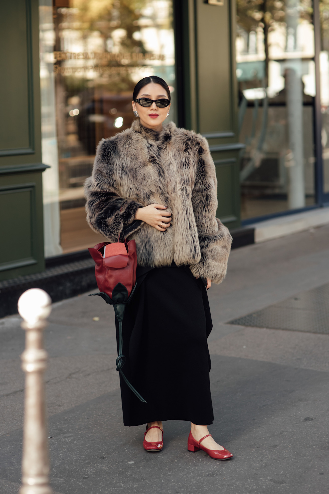 modno oblečena ženska na ulici