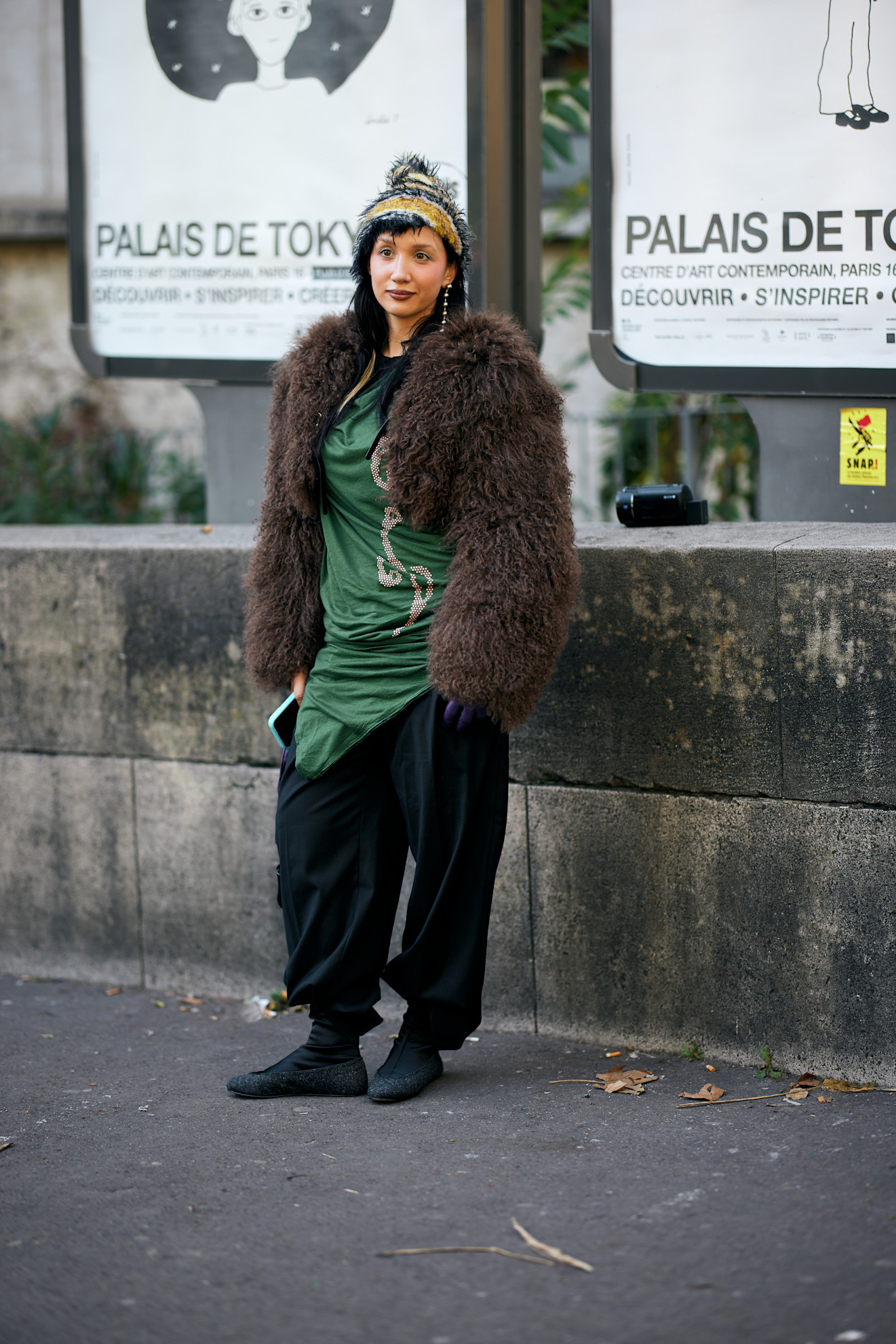 modno oblečena ženska na ulici