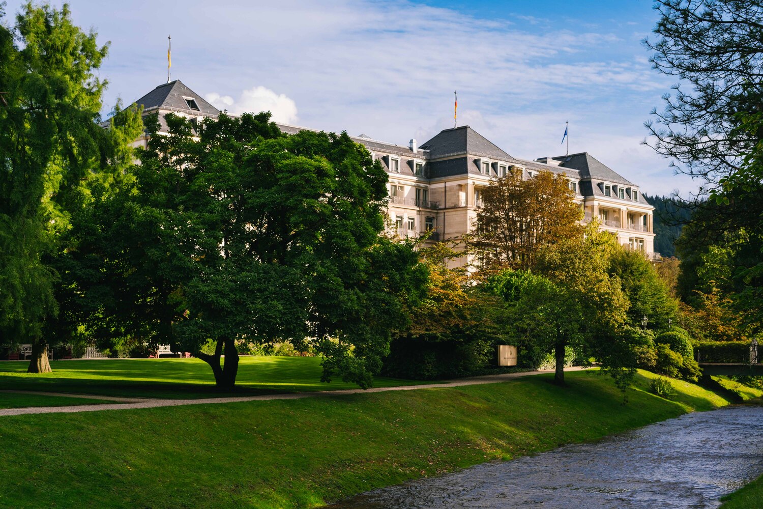 Luksuzni hotel z retro pridihom, ki se skriva v Schwarzwaldskem gozdu