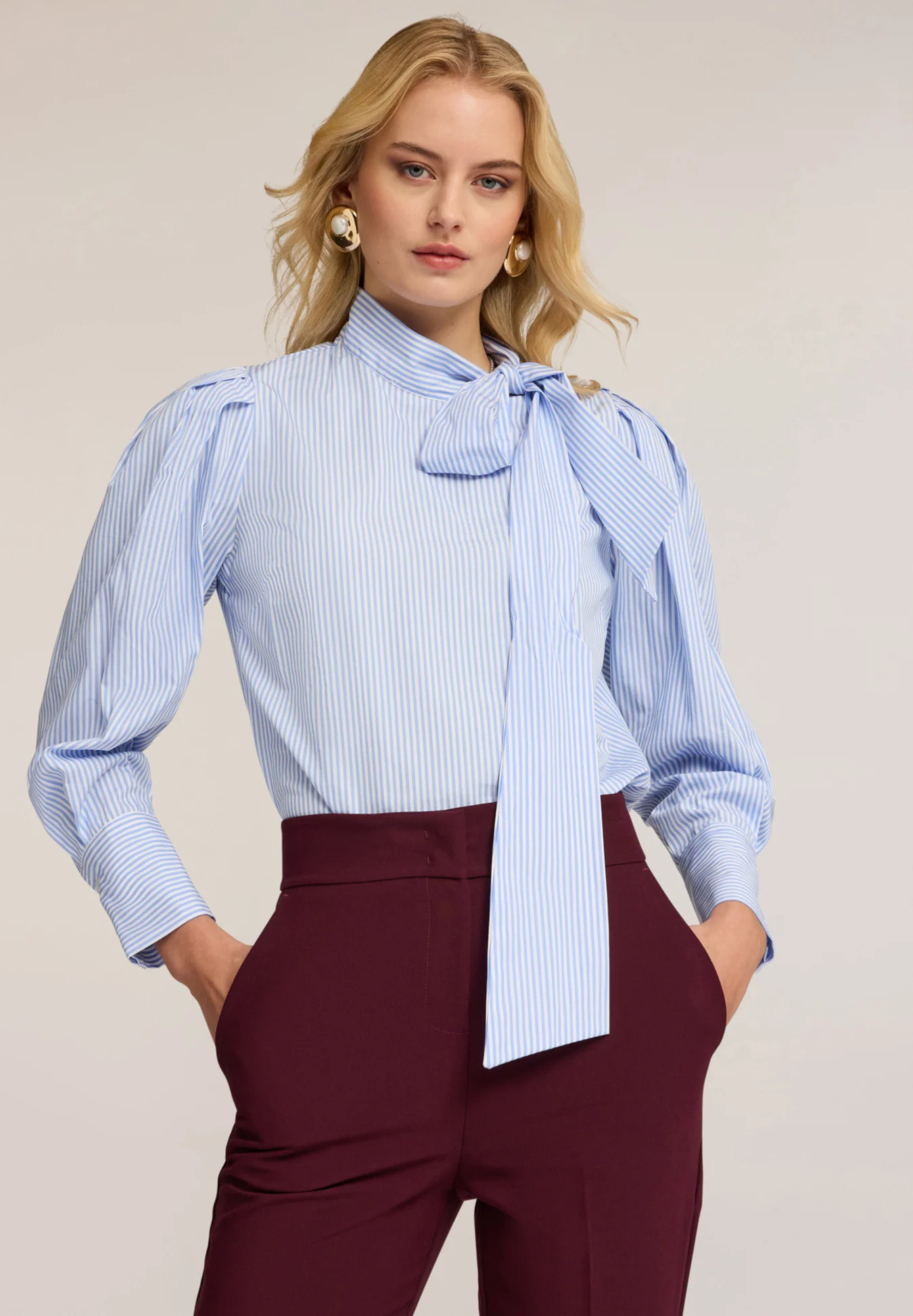model nosi bluzo z mašno