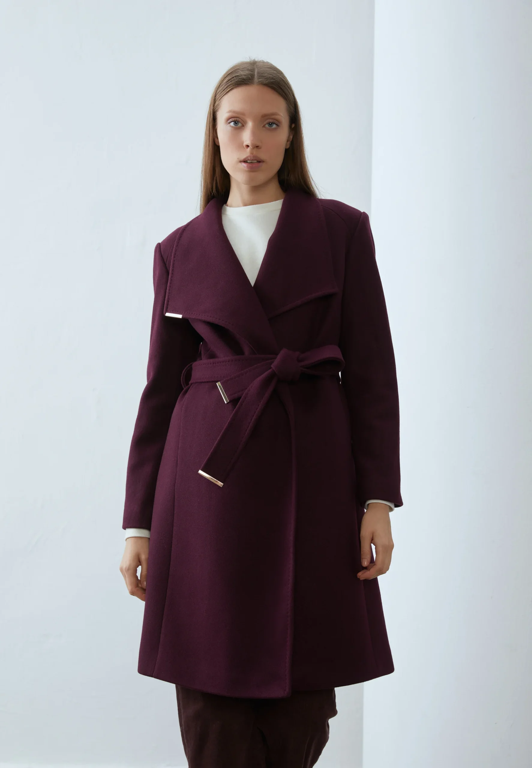 model nosi bordo plašč