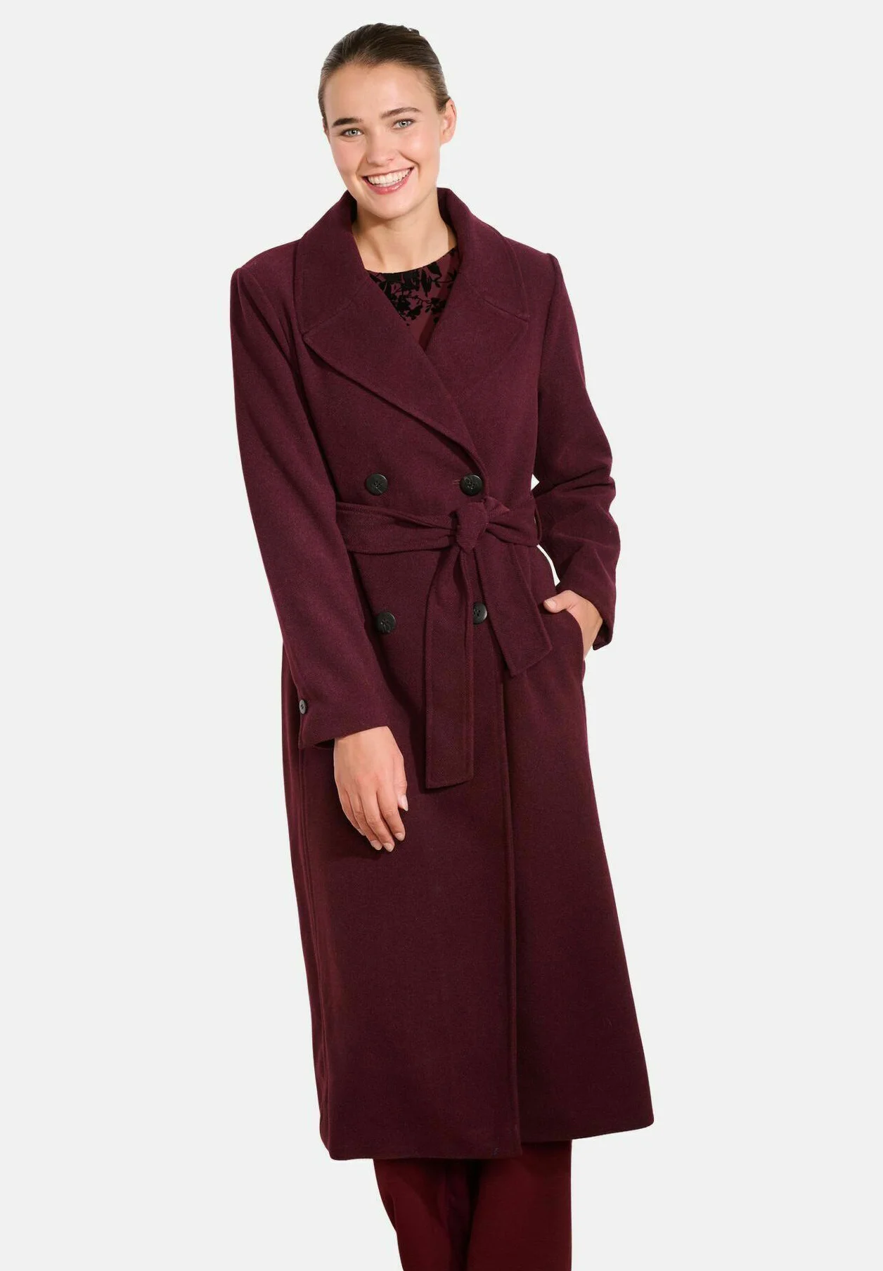 model nosi bordo plašč