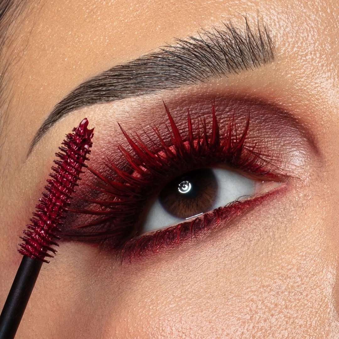 maskara v odtenku burgundsko rdeče