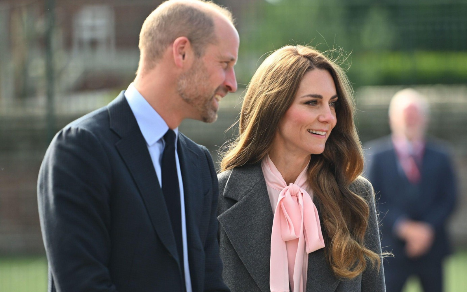 Princesa Kate nas je spet navdihnila: bluze s pentljo so must-have sezone