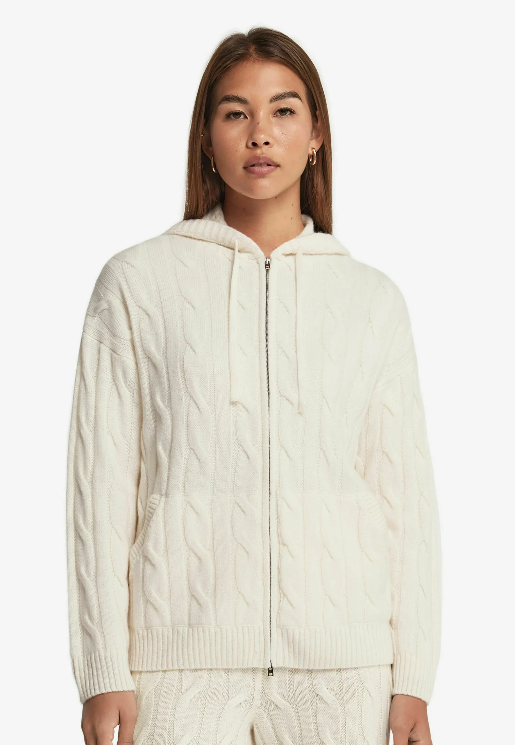 ženska nosi pleten pulover