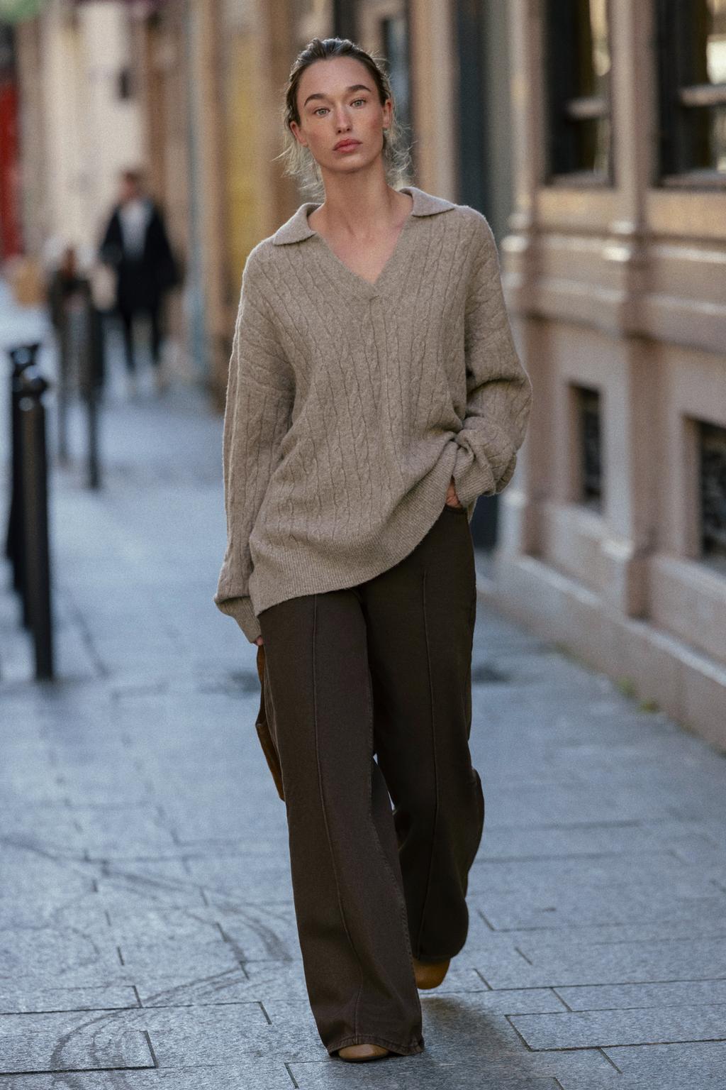 ženska nosi pleten pulover