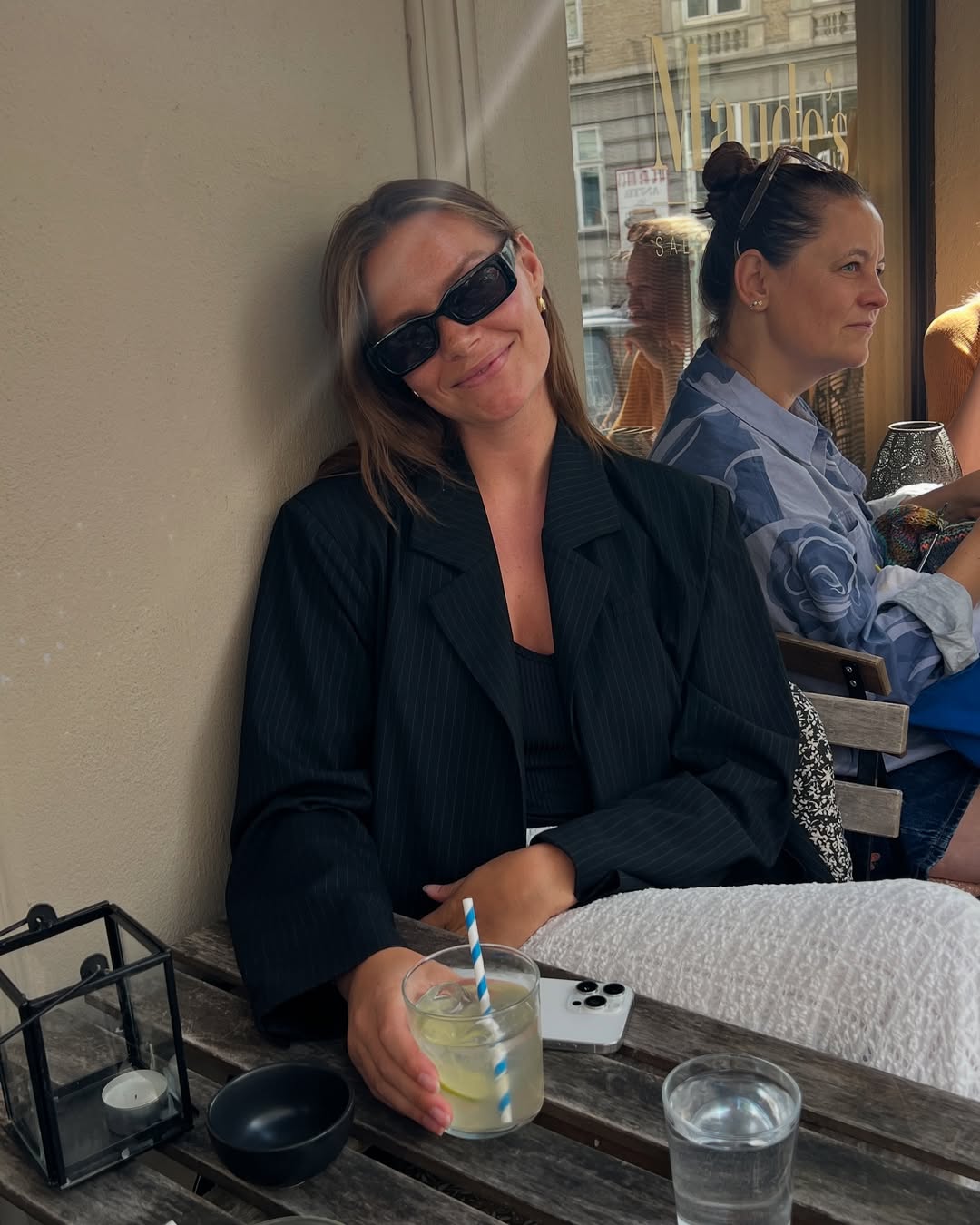 modno urejena ženska pozira zunaj